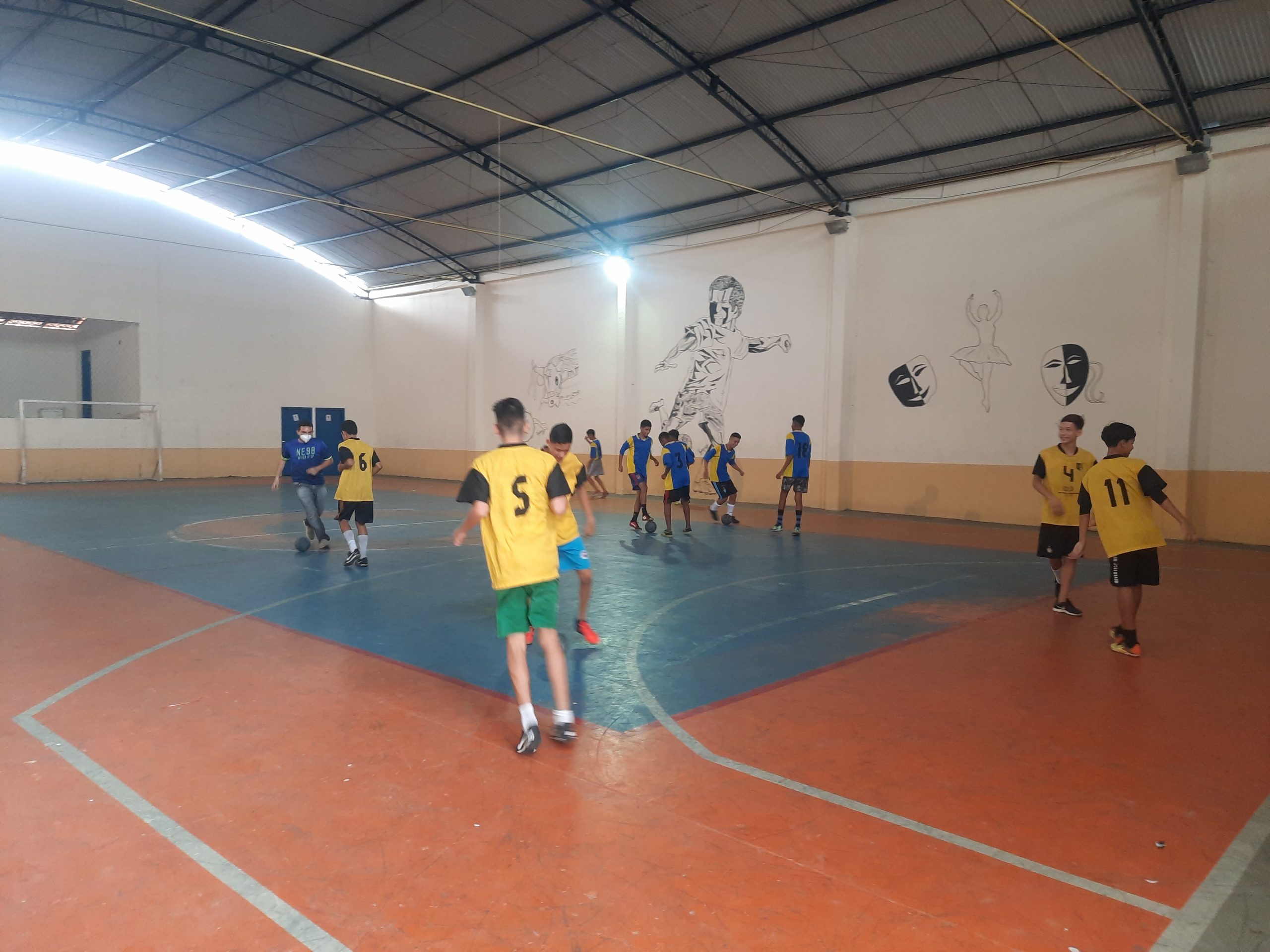 Treinamento futsal de futebol para crianças. Jovem jogador de
