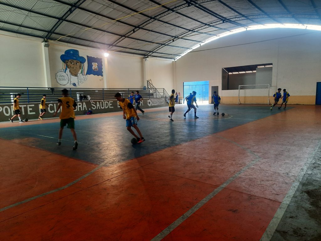 Escolinhas de futsal treinam gratuitamente no Espaço Esportivo e Cultural Mestre 70. (Foto: Vito Gemaque)